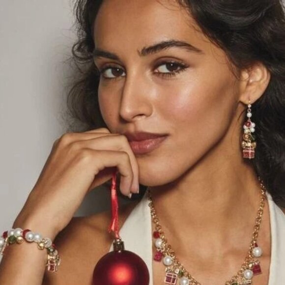 Avon Holiday Pearly Wrapped Earrings and Bracelet Set NEW - Picture 2 of 3